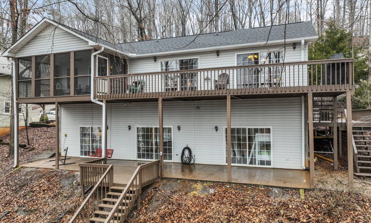 Westminster House | Lakefront 4BR w/dock - lake toys, kayaks - Family summer fun!