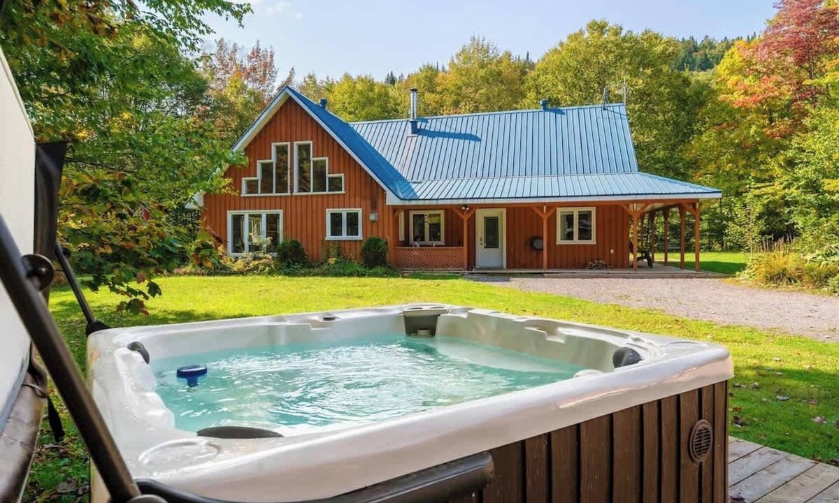 Saint-Raymond Cabin | Lakefront Chalet with Outdoor Kitchen and Hot Tub
