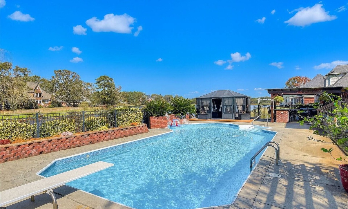 Evans House | Lakefront Home for Families & Groups – Private Pool, BBQ, Kayaks, Fishing