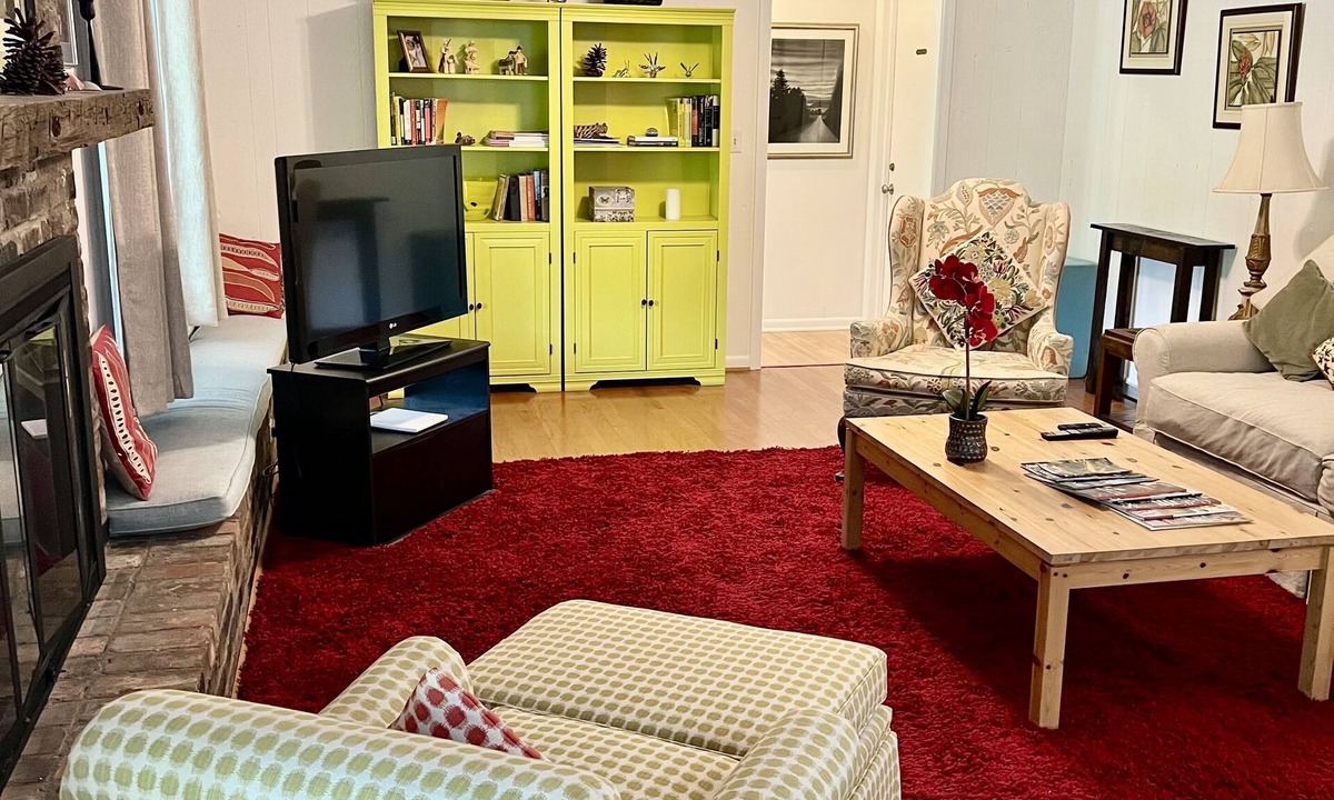 Whispering Pines Apartment | Lakefront Spacious Furnished One Bedroom Downstairs Apartment. Full Kitchen!