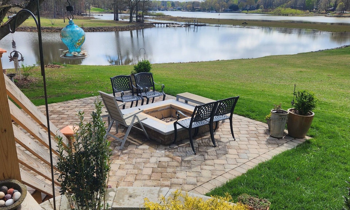 Belmont House | Lakeside 4-BR house with 500 ft of shoreline in Belmont