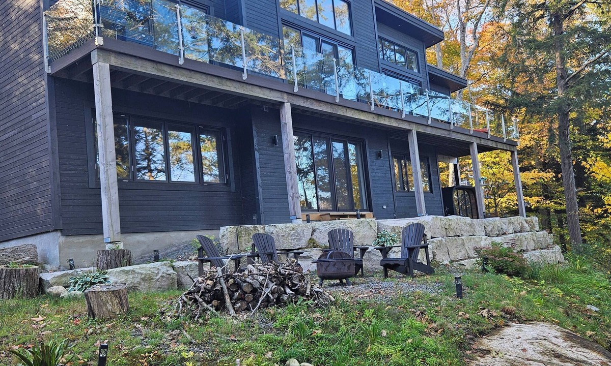 Armour Cottage | LAKESIDE MELODY - WHERE NATURE AND LUXURY BLENDS 6 Bed-3.5 Baths Sleeps up to 15
