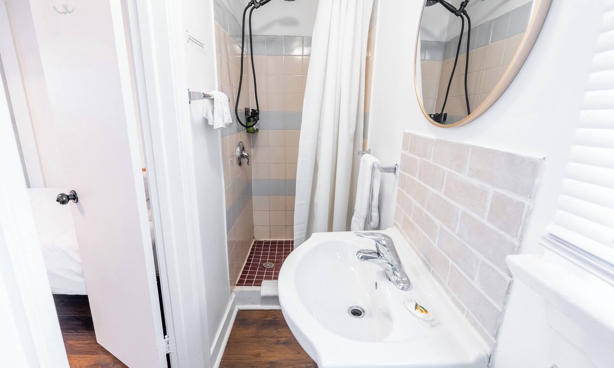 Lambton Shores Apartment | Lakeside Motel #1 | Near Ipperwash Beach | Free Parking & WiFi