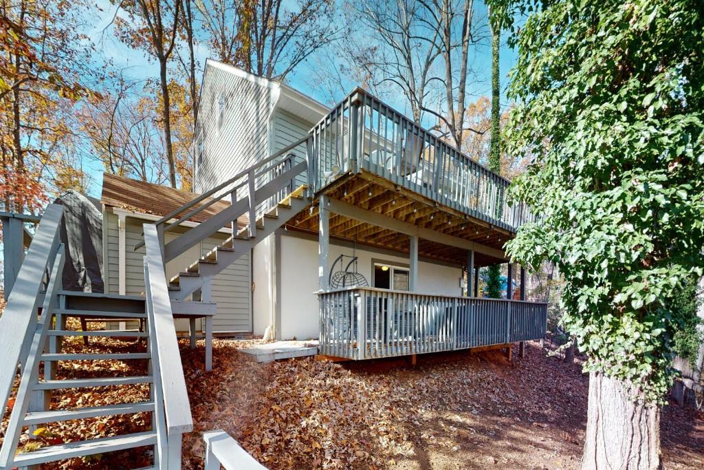 High Point House | Lakeside Park - Spacious pet friendly house w/hot tub, kayaks, air hockey, deck & patio
