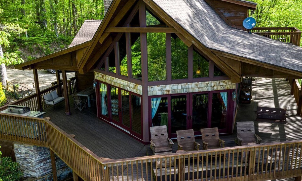 Topton Cabin | Lakeview Cabin with Large Private Deck in Topton, North Carolina