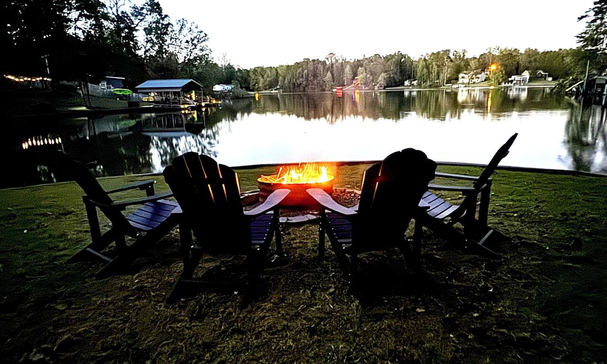 Oconee County Apartment | Large Lakefront 3BR with Private Dock, Screened Porch, Kayaks, Stocked Lake!