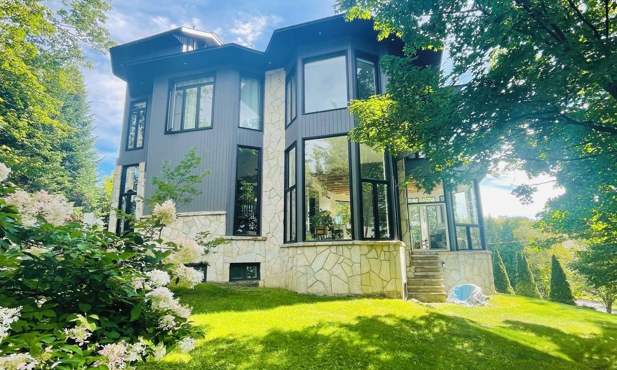 Sainte-Ann-des-Lacs House | Laurentians house Sainte anne des lacs, access to lac Guindon, Tennis court