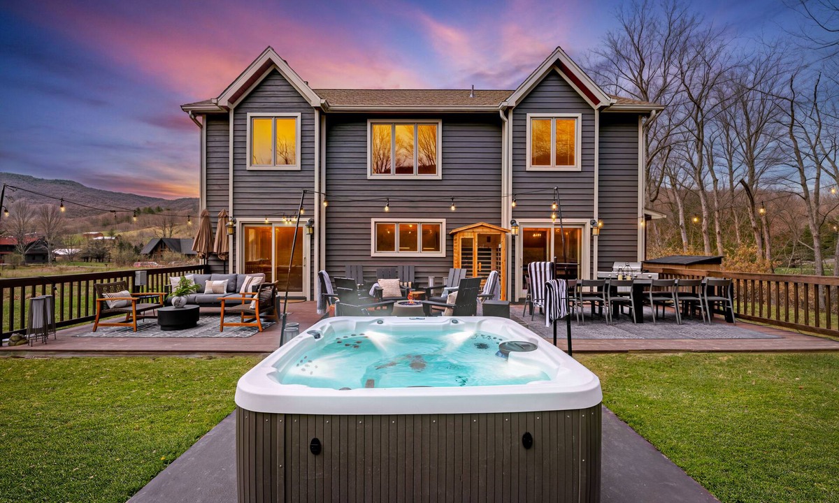 Edray House | Lazy Hare Lodge-Golf Sim~Hottub~Sauna~FirePit~Outdoor Movie