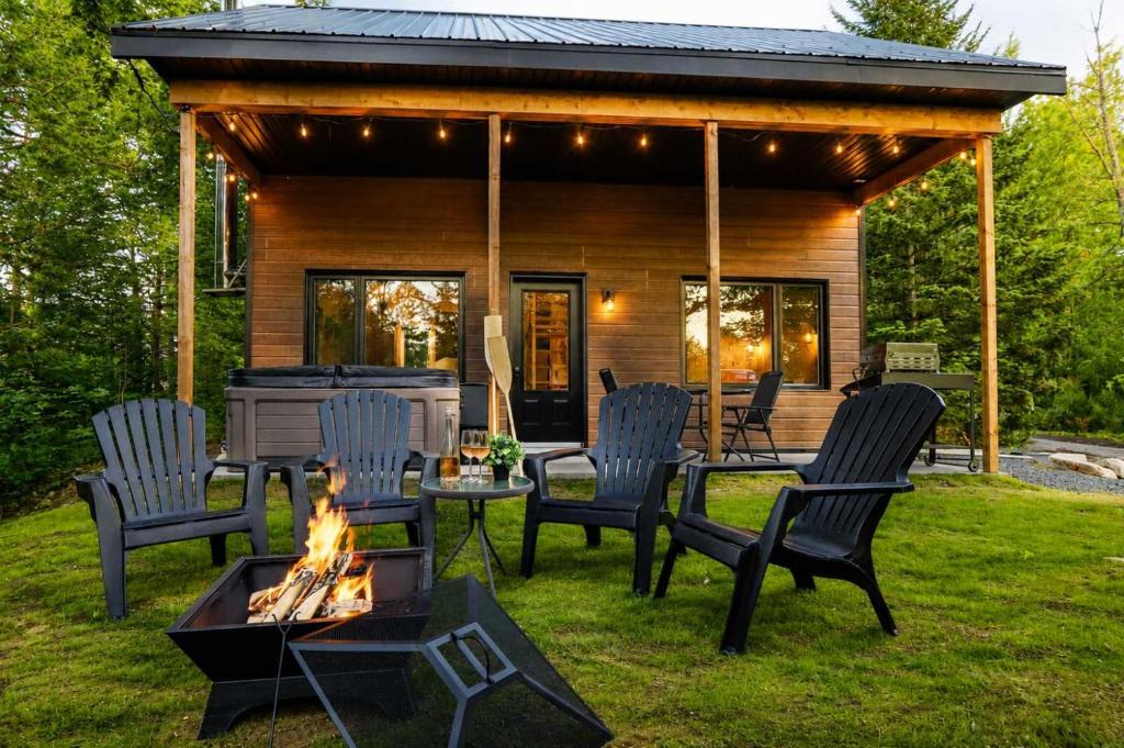 Shannon House | Le Colvert - Waterfront Cabin with Spa