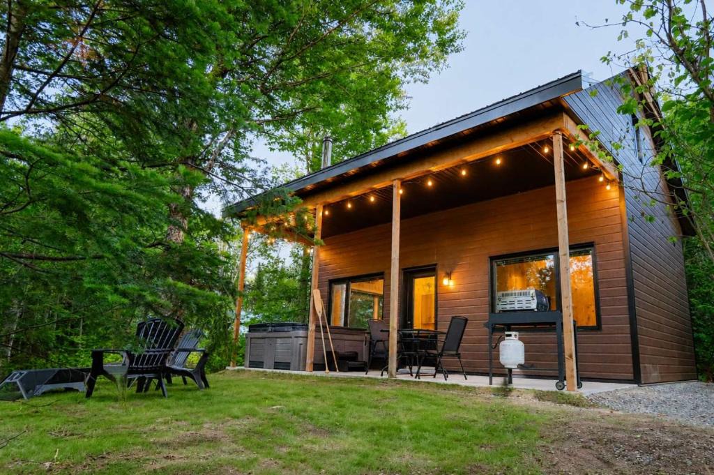 Shannon House | Le Huard - Waterfront Cabin with Spa