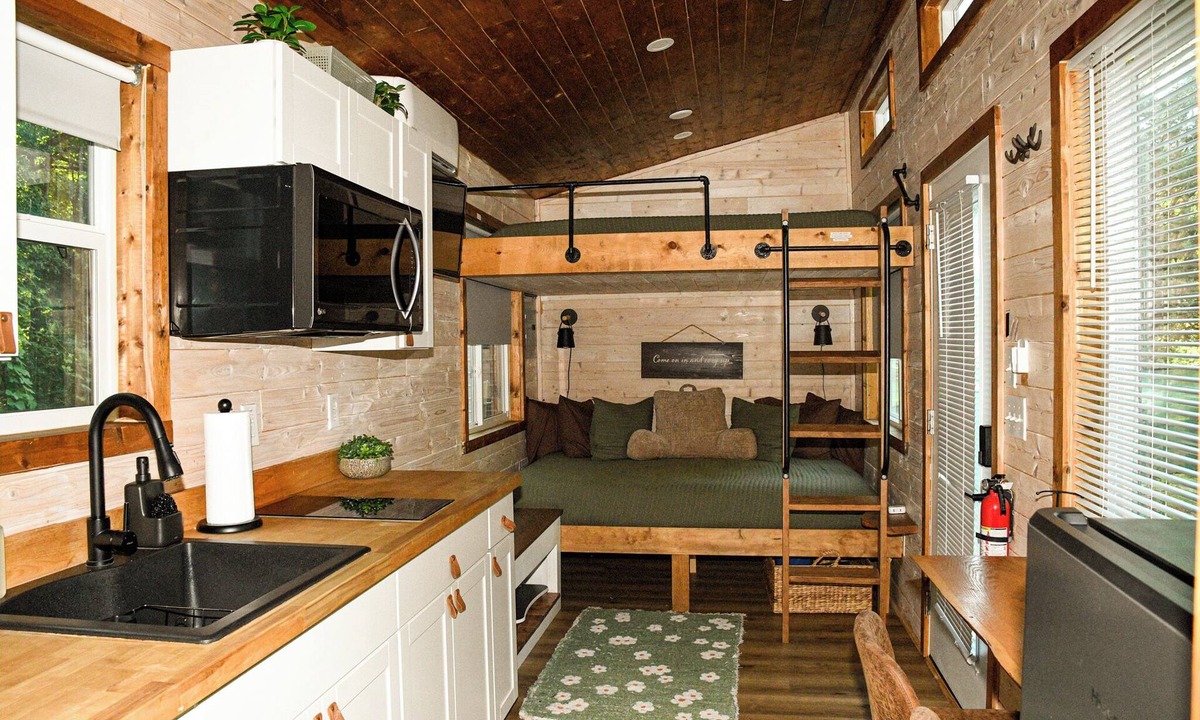 Knoxville Cottage | Local Creek Tiny Home. Hot Tub. Wifi. Close to everything. Glamping. Private.