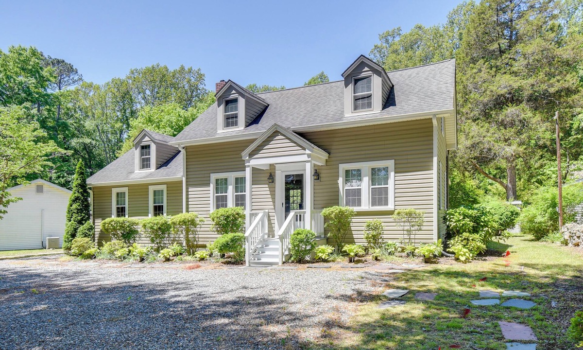 Zanoni House | Located in the Heart of Gloucester Courthouse!