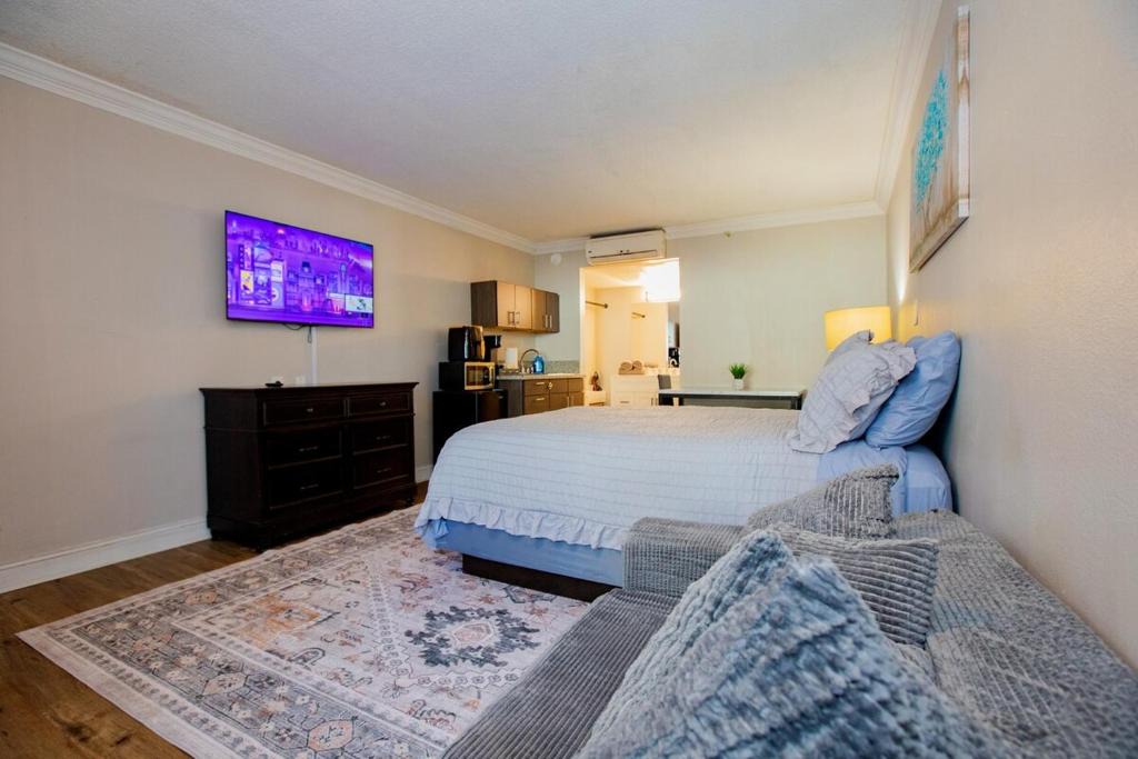 Sheffield Park Apartment | Lux Mins To Nascar HOF CDIA & Atrium Health