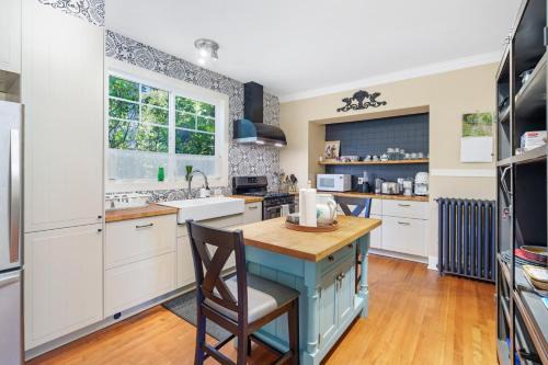 West Vancouver House | Luxe 3BR Coastal Retreat - Views, Hot Tub and BBQ