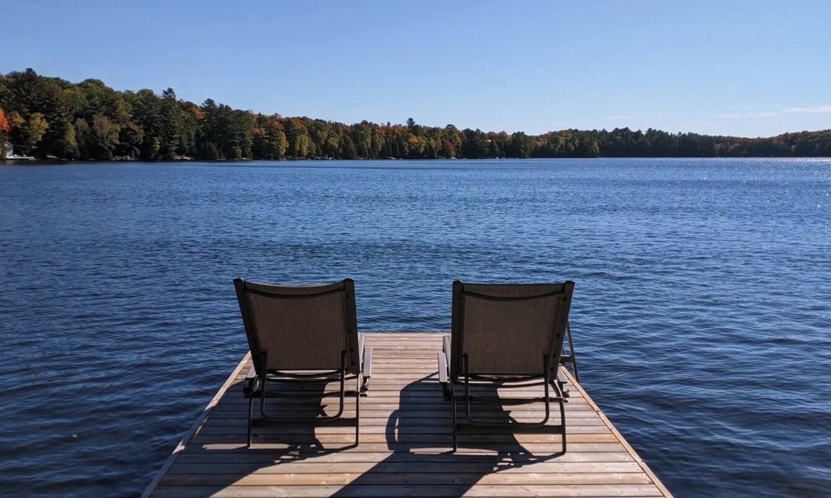 Whitchurch-Stouffville Apartment | Luxe waterfront cottage with a private dome