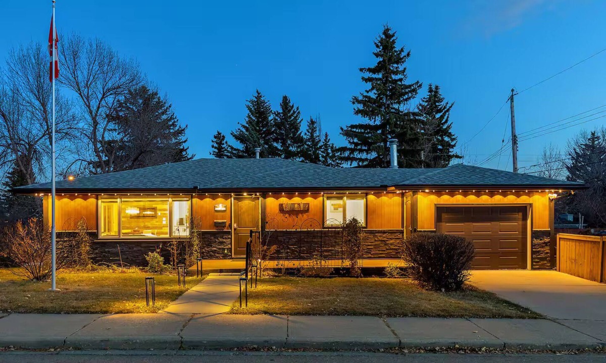 Northwest Calgary House | Luxurious Bungalow near Downtown, with AC & Garage