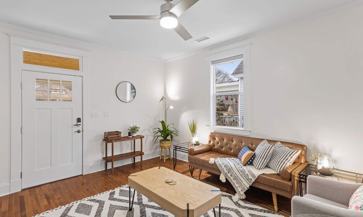 Central Gardens House | Luxurious + Spacious 3 BR In Midtown, LARGE backyard, Near food+Bar