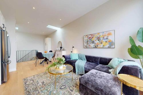 Leslieville House | Luxury 3 Bedroom Townhome 10 Minutes to Downtown FREE Parking