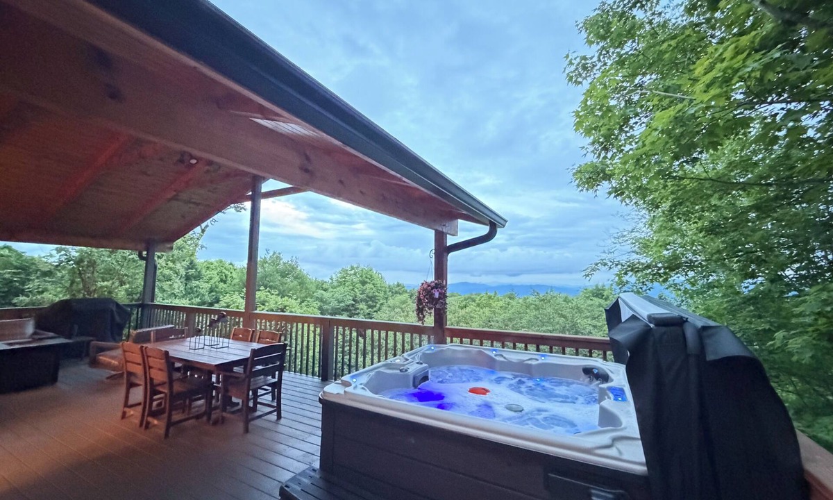 Beech Mountain Ski Chalet | Luxury 3BR Cabin ~ Hot Tub · Fire Pit · Long-Range Views ~ Dogs Welcome