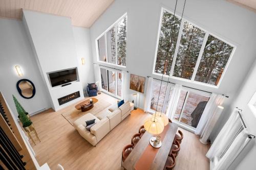 Shannon Villa | Luxury 4BR Chalet Hot Tub & Sauna Sleeps 12