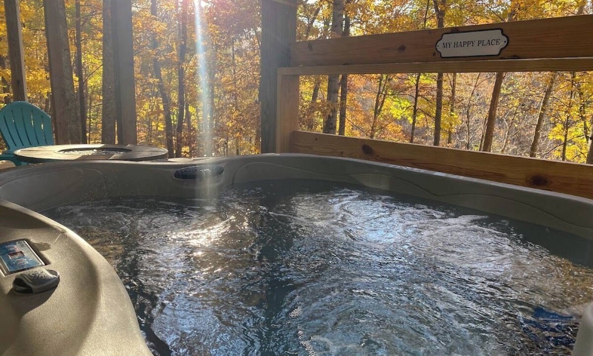 Bakersville Cabin | Luxury Cabin Near Asheville Creekside Hot Tub 3 King Suites Blue Ridge Mountains