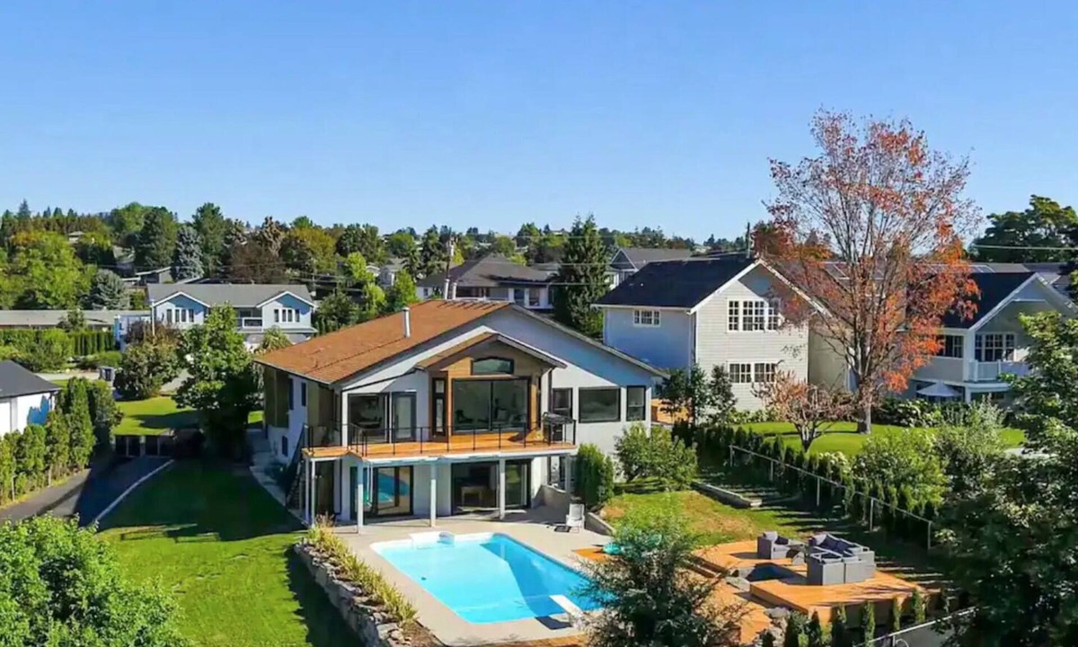 Central Okanagan House | Luxury Kelowna House w/Pool and Sauna