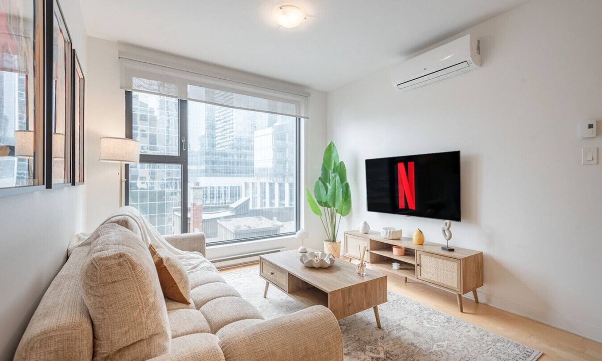 Cite Multimedia Apartment | Luxury Stay in Old Port | King Bed | Sleeps 4