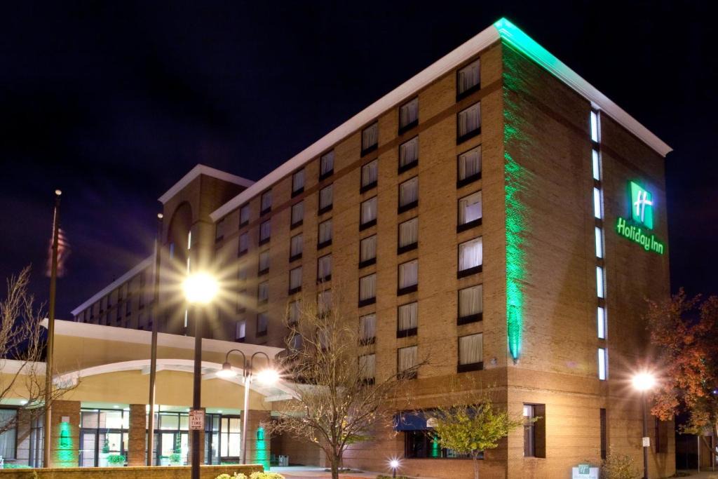 Central Business District Hotel | Lynchburg Grand Essential by IHG