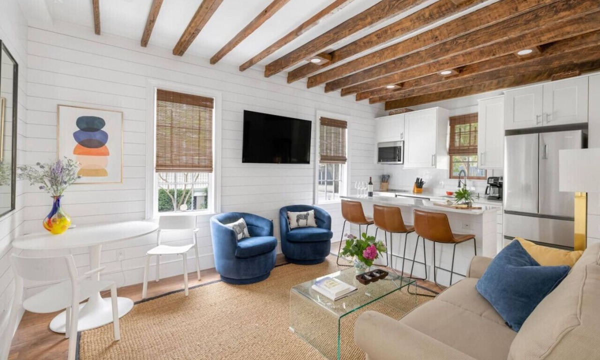 Cannonborough Elliotborough House | M2 at Saint Philip Square, One Block to King, Cozy Two Story Stay, Garden Views