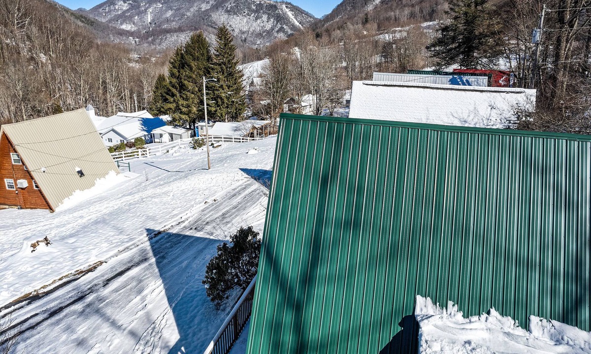 Maggie Valley Ski Chalet | Maggie Valley Ski Chalet: Cozy Winter Retreat- 5 minutes to the Slopes!