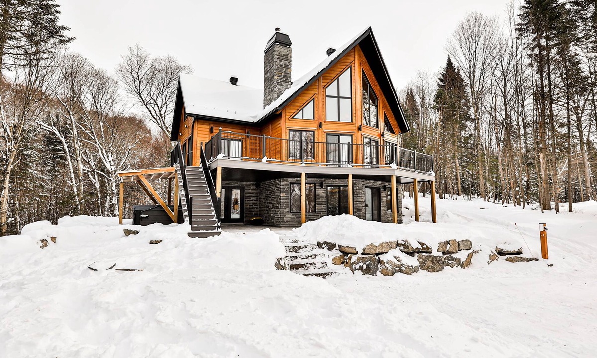 Saint-Faustin-Lac-Carre Ski Chalet | Magnificent ski-in/out wooden chalet in Mont-Blanc with SPA and billiard table!