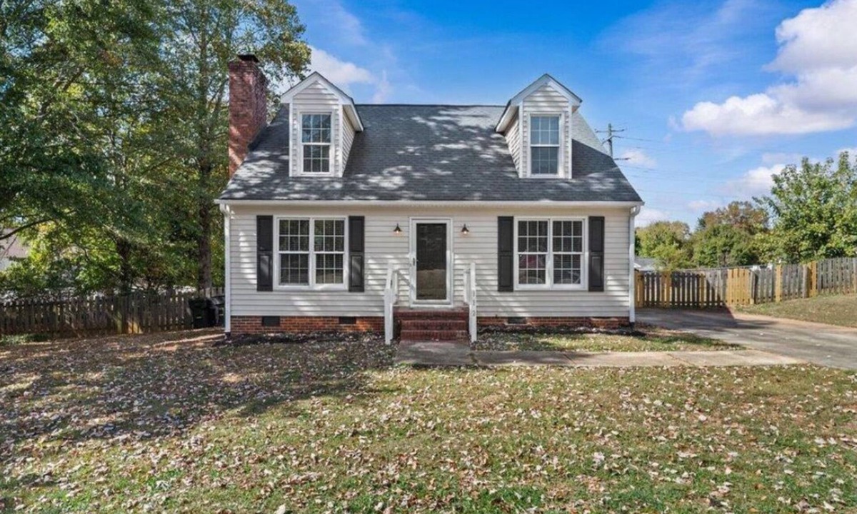 Greenville House | Midterm 3BR/2BA Rental near Pelham Rd Greenville SC