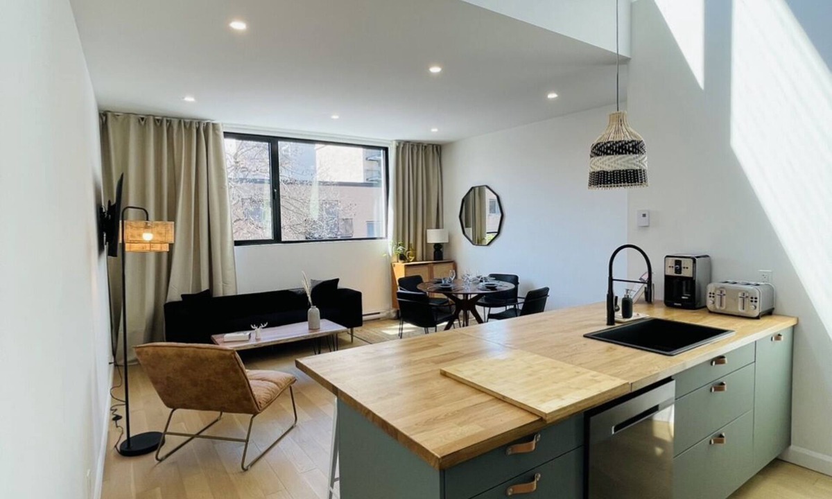 Ville-Marie Apartment | Modern 2 Levels apartment with roof terrace
