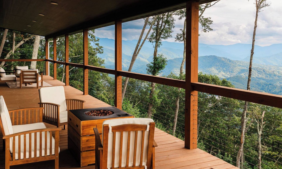 Burnsville House | Modern 5BR/3 Bath 4000sq ft Escape, Movie RM, 2 decks, Grill, above clouds views