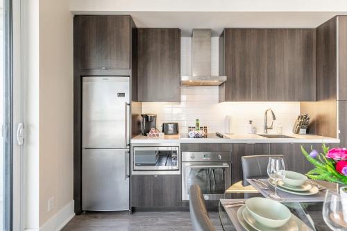 Toronto Entertainment District House | Modern Condo Near CN Tower & Downtown