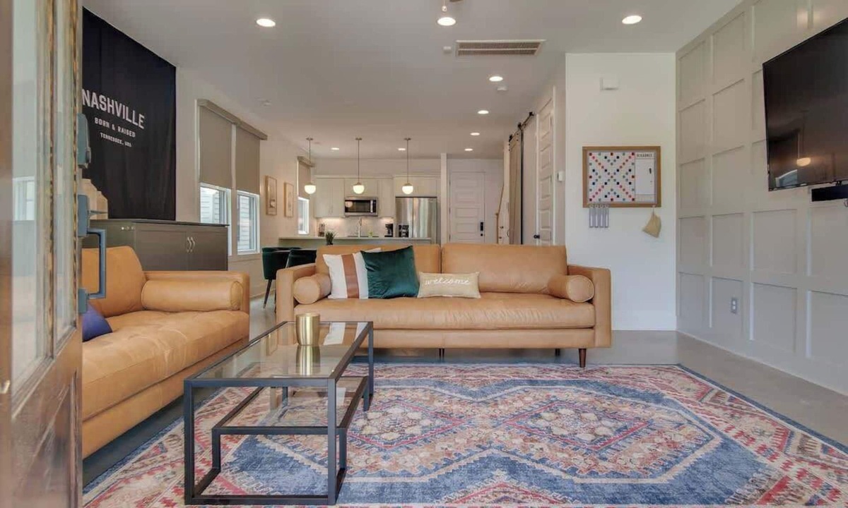 Greenwood House | Modern East Nashville Townhome, Walk To Local Favorite Restaurants And Bars, 2 Car Garage, Smart TVs in Every Room, Near Five Points, The Gulch And 10 min to Broadway, 24 Hr Hospitality