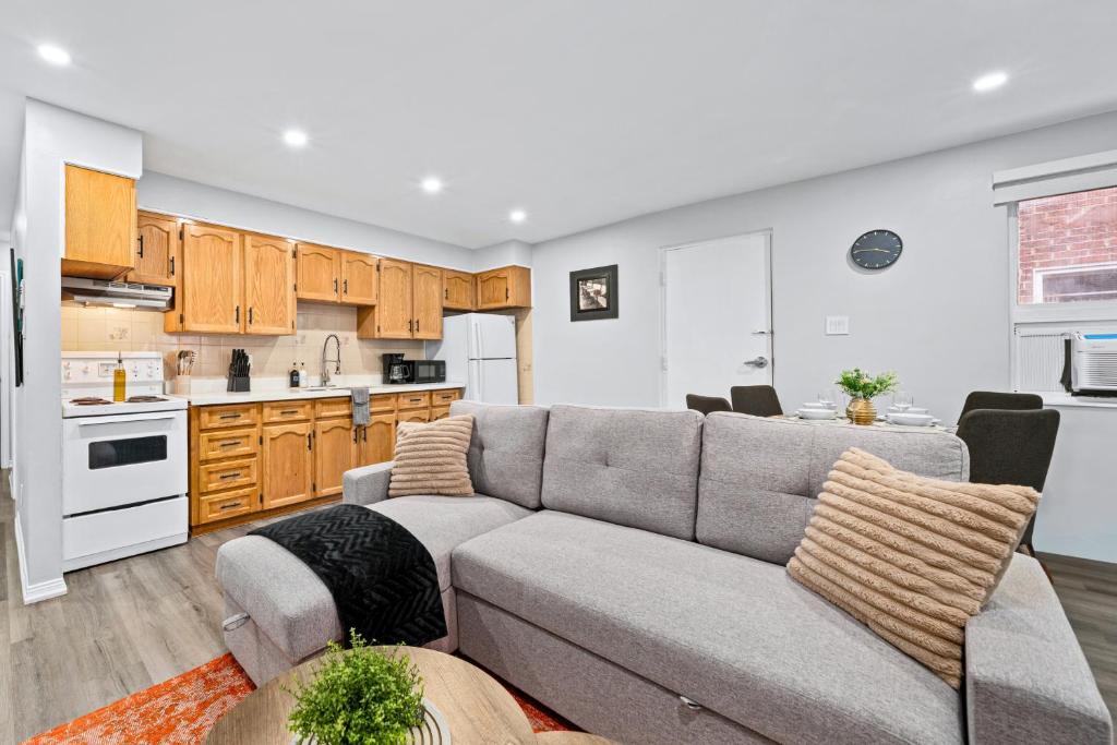 Dufferin Grove Hotel | Modern Suite Near Dufferin Grove Transit Line