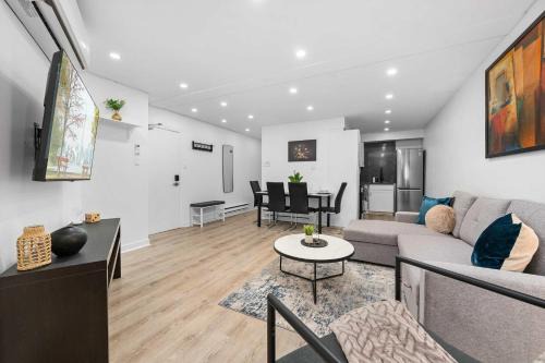 Dufferin Grove Hotel | Modern Suite Near Little Italy Walk to Transit