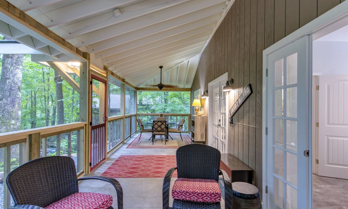 Highlands Apartment | Modern updated apartment/screen porch & fire pit /close to Downtown/Pets ok