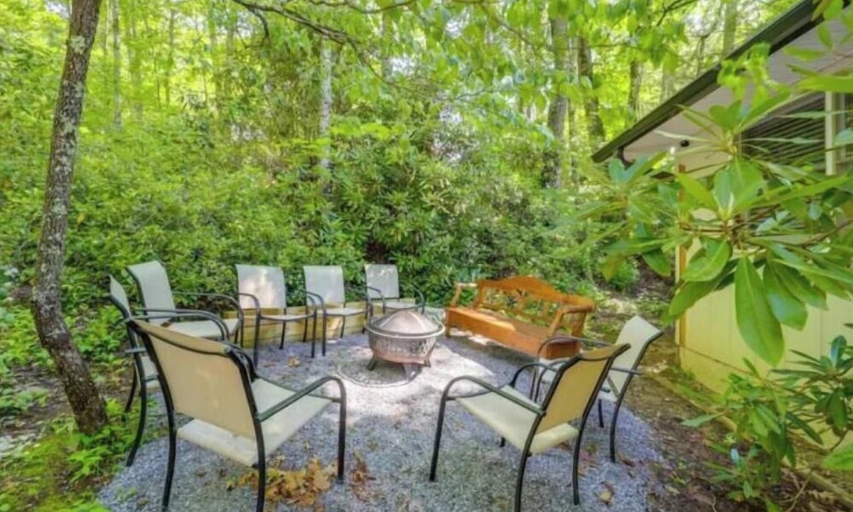 Newland Cabin | Mountain fun for the fam! Pool, Hiking, Golf & Blue Ridge Parkway!