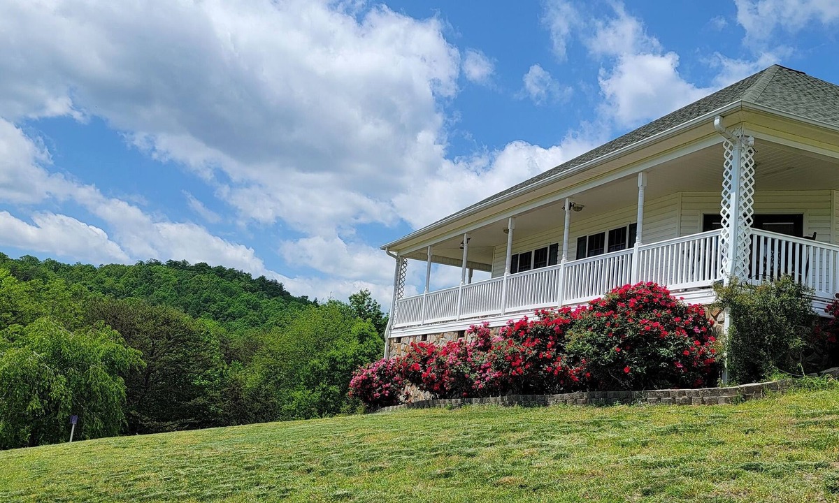 Lenoir Villa | Mountain Retreat. Relax and Recharge. Spacious House with Sunny Terrace. Views