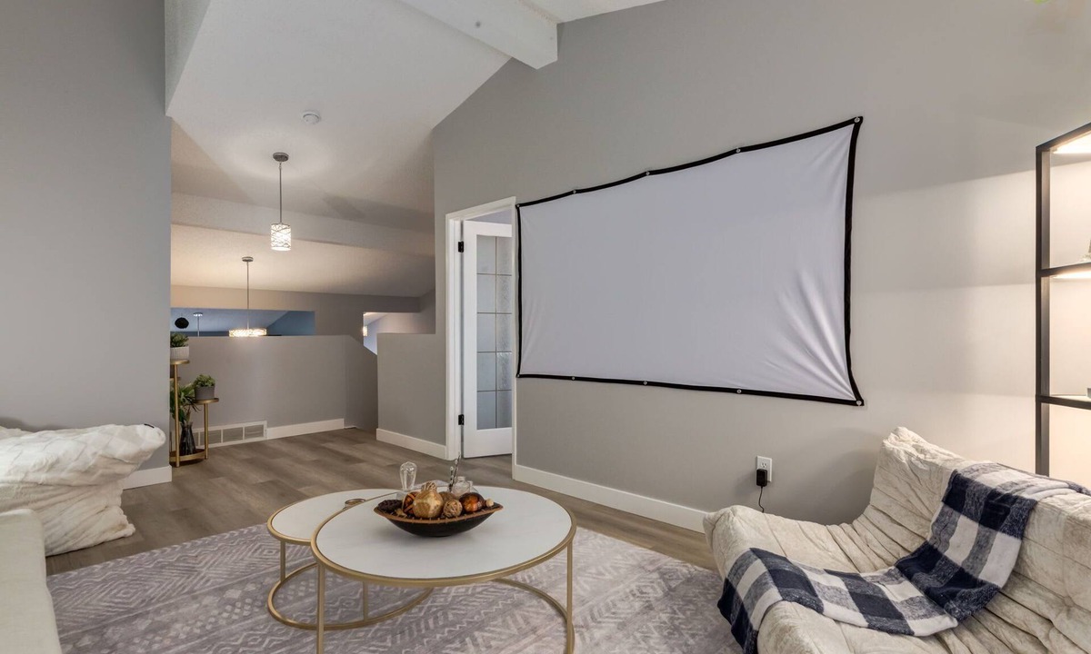 Ranchlands Condo | Movies|Projector+GameRoom|Sleeps 6|Free Parking