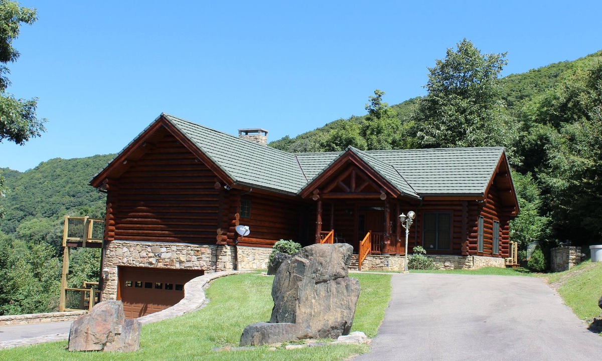 Buck Mountain Cabin | Mtn Views & Cooler Days - 5BR/3BA w/Long Range Views, Near West Jefferson