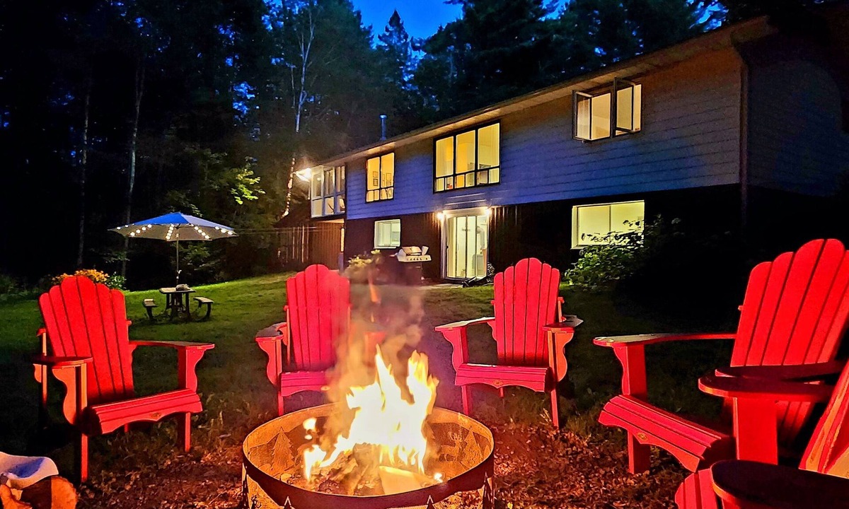Bracebridge Cottage | Muskoka Mistywoods - 5BR Retreat w/AC + Firepit + BBQ + Wi-Fi