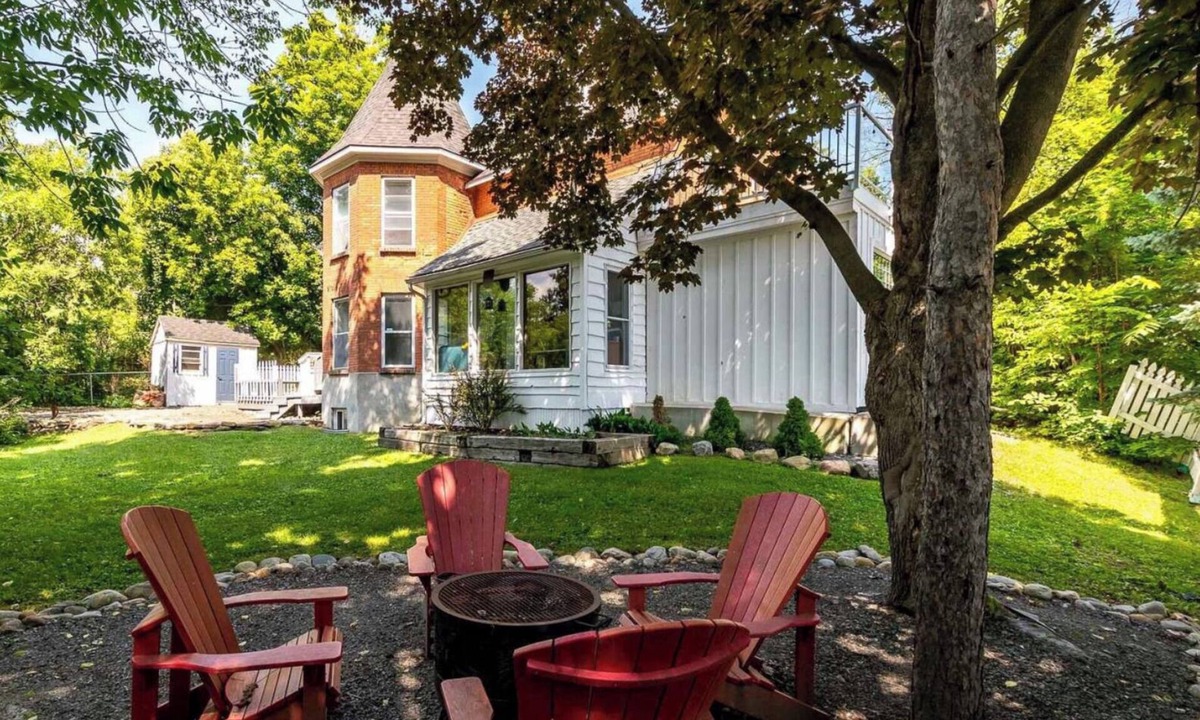 Huntsville House | Muskoka Stay in Downtown Huntsville with Firepit