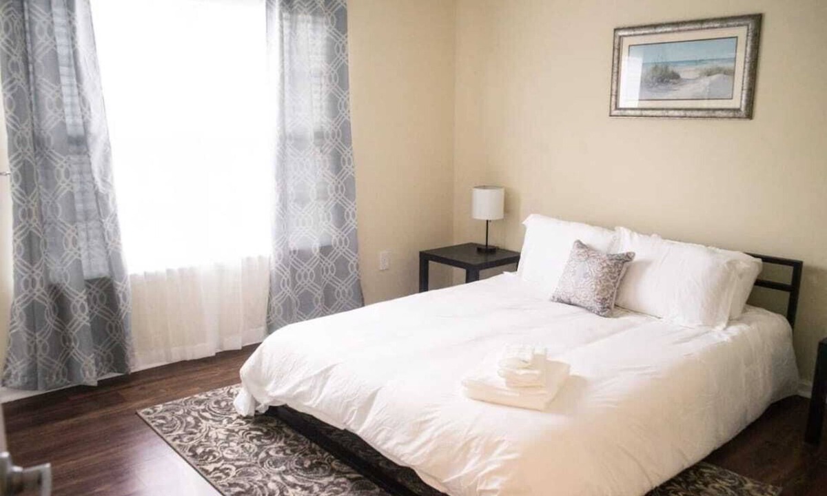 Columbia House | Near Bases, USC & Shops - The Columbia Crash Pad