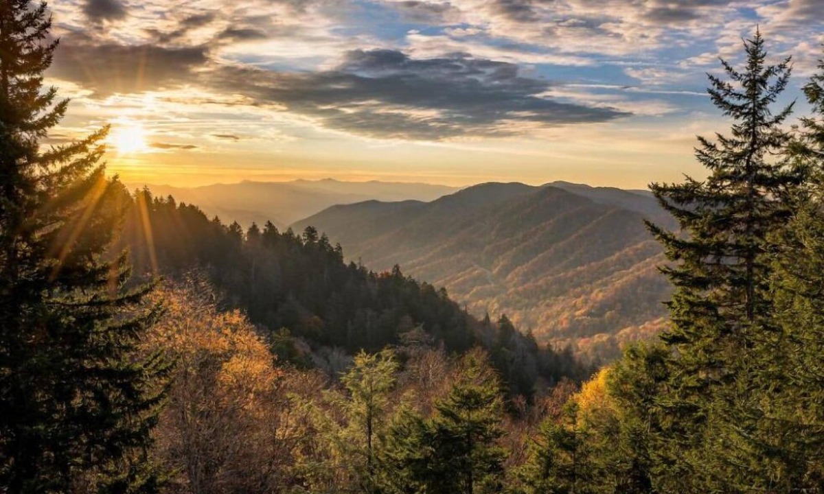Black Bear Falls Cabin | Nestled in the heart of Gatlinburg, Eagles Point Lodge offers a stunning mountai
