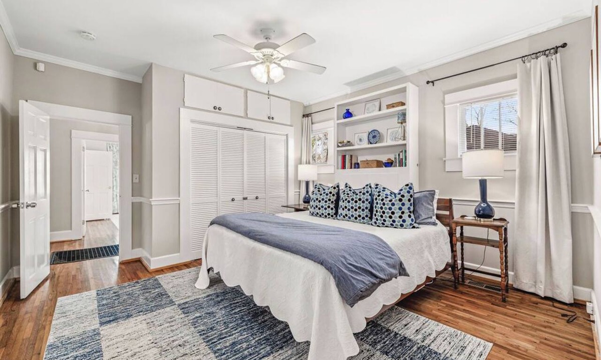 Gainesville House | NEW! A Blue Porch ~ Walk to Square ~ Summer Savings ~ Sleeps 4