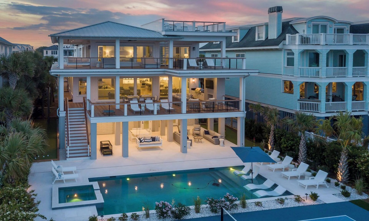 Isle of Palms House | NEW CUSTOM HOME 620 Ocean Blvd. Now booking! Pickleball, Bocce Ball, Putting Green, Pool/Spa