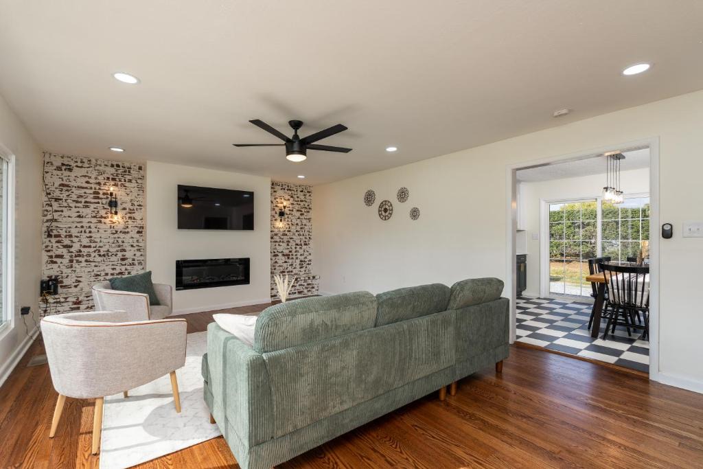 Bluff City House | NEW Dragster Dream House - Game Room - Walk to the Speedway
